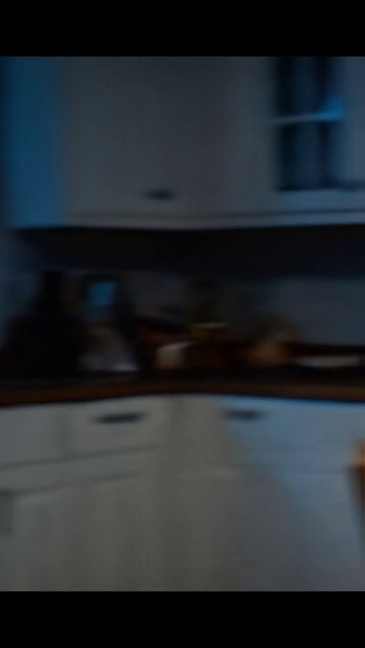 Mijn dochter schreeuwde: “Jij bent niet mijn echte moeder!”, greep haar tas en volgde de Maserati van haar biologische moeder om samen met haar sluwe vriendje een “influencer” te worden… Ik zei niets, opende mijn laptop en streepte een huiveringwekkende lijst af: de privéschool, de auto, het studiefonds… 72 uur later was het hele gezin in chaos – en plotseling dook de biologische moeder op met een advocaat om me aan te klagen.