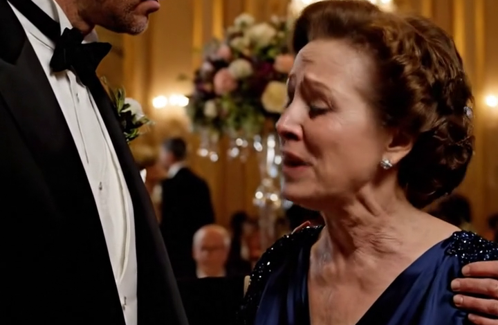 Op de bruiloft van mijn zoon maakte mijn schoondochter van mijn tafel een soort test — waarna een gast zachtjes vroeg: “Weten ze wel wie u bent?”