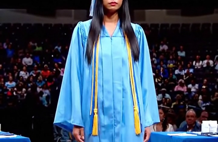 Mijn ouders betaalden alleen het collegegeld van mijn zus, terwijl ik dat van mij zelf moest betalen. Ze zeiden: “Zij heeft meer potentie. Jij niet.” Vier jaar later, toen ze naar onze diploma-uitreiking kwamen, greep mijn moeder de hand van mijn vader en fluisterde: “Harold… wat hebben we gedaan?”