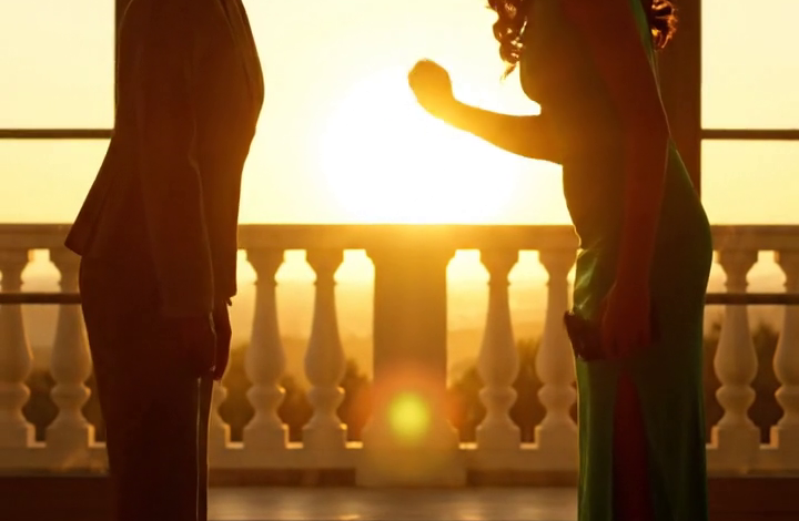 Ik kocht het landhuis in stilte, zonder mijn naam ergens in te laten vallen. Weken later kwam ik binnen en trof ik mijn schoondochter trots aan, die haar familie een rondleiding gaf en kamers toewees alsof het huis al van haar was. Ik zei niets. Ik wachtte tot ze vertrokken waren. Diezelfde avond verving ik alle sloten en installeerde ik bewakingscamera’s. De beelden legden de volgende dagen alles vast: plannen, aannames, gesprekken die ze nooit voor mij bedoeld hadden. Toen alles eenmaal was vastgelegd, bestond er geen twijfel meer over wie de eigenaar van het huis was… of wat er vervolgens zou gebeuren.