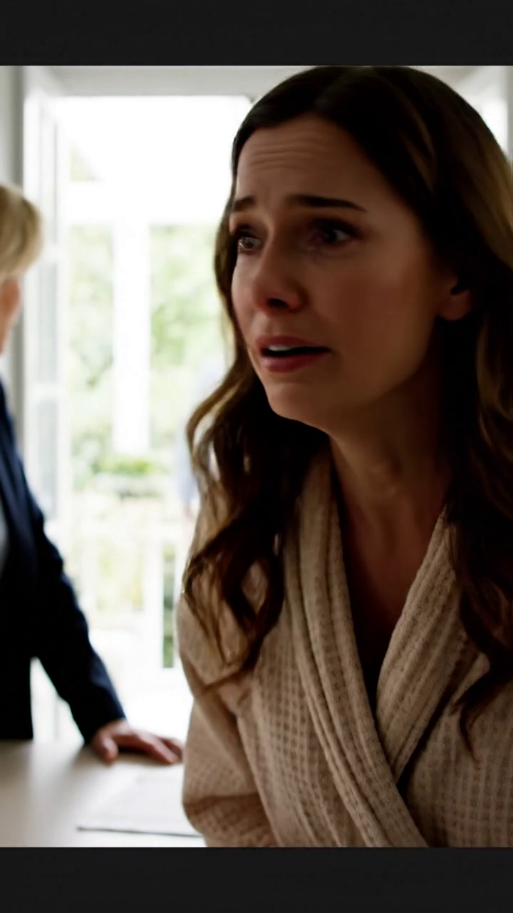 “‘Was onze kleren en maak het huis schoon terwijl wij gaan ontspannen,’ zei mijn schoondochter voordat ze naar de spa gingen… Maar toen ze thuiskwam, troffen ze twee dingen op de eettafel die haar abrupt deden stoppen: een verscheurde creditcard en een briefje dat alles veranderde.”