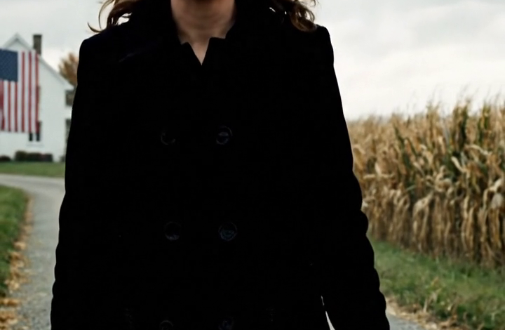 Nadat we mijn man hadden begraven, reed mijn zoon me naar een rustige weg buiten de stad en zei: “Hier stap je uit. Het huis en de zaak zijn nu van mij.” Ik stond in het stof, mijn tas stevig vastgeklemd, terwijl hij wegreed zonder om te kijken. Geen telefoon. Geen geld. En toen besefte ik het: ik was niet alleen. Ik was vrij… maar hij had geen idee wat ik allemaal had geregeld voordat zijn vader overleed…