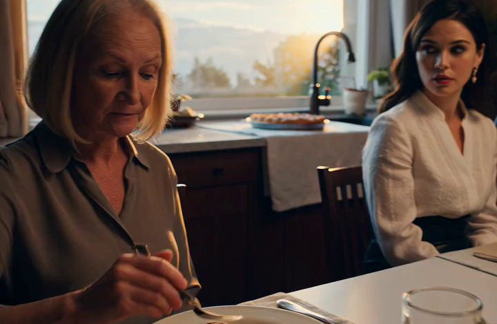 ‘Hoe voelt het om nutteloos te zijn, mam?’ spotte mijn zoon voor ieders neus. Ik glimlachte en zei: ‘Best wel machtig, want ik betaal net je hypotheek niet meer.’ Zijn vrouw verstijfde. ‘HYPOTHEEK!?’