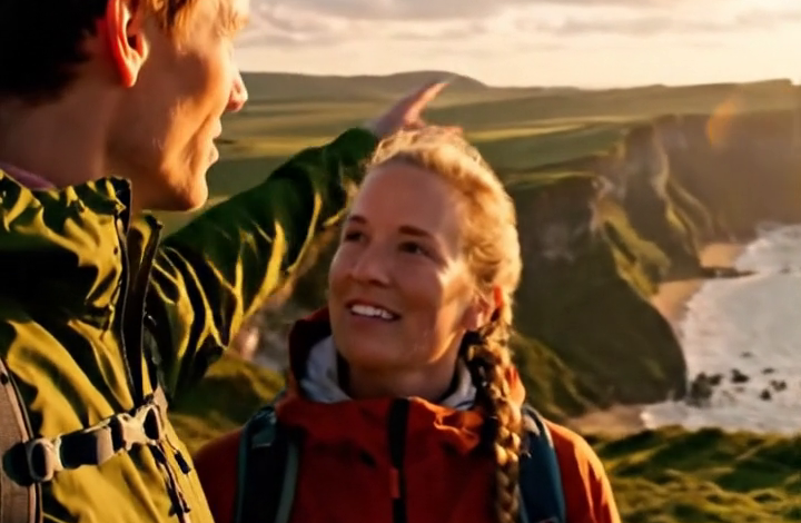 De basisschool belde me rond 19.00 uur: “Uw dochter is nog steeds niet opgehaald. Het is al 3 uur geleden.” Ik zei dat ik pas 28 was, single, alleenstaand in Portland woonde en nog nooit een kind had gehad, maar ze zeiden koud: “Als u niet meteen komt, bellen we de politie wegens kinderverwaarlozing.” Ik reed door de regen om te bewijzen dat ze de verkeerde persoon hadden – en toen keek het kleine meisje aan het einde van de gang op alsof iemand al heel lang op dat moment had gewacht.