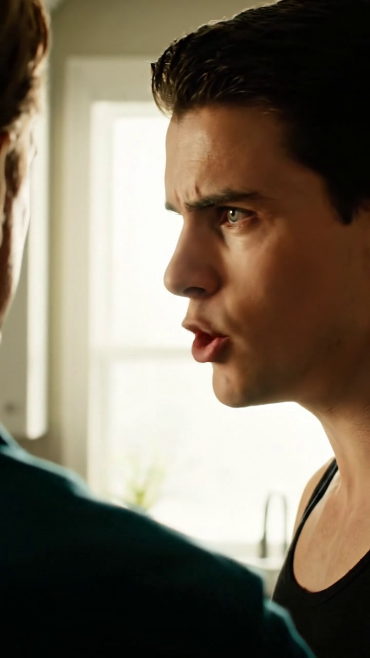 Mijn ouders annuleerden mijn achttiende verjaardagsfeestje in de achtertuin om mijn zus te kalmeren nadat ze helemaal overstuur was geraakt door haar afgezegde voorjaarsvakantie in Cancun. Ik maakte geen ruzie, ik verliet gewoon stilletjes ons huis in de buitenwijk van Phoenix, en maanden later, toen een onbekend nummer mijn telefoon oplichtte, begreep ik precies wanneer het ‘perfecte leven’ dat ze probeerden te beschermen, barstjes begon te vertonen.