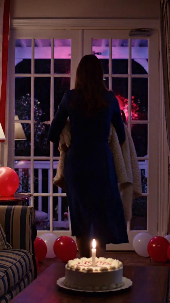 Niemand kwam naar het zevende verjaardagsfeestje van mijn kind… Twee dagen later ontving ik een bericht: “Ik heb $1.850 nodig voor het feestje van mijn zus.” Ik heb slechts $1 als “servicekosten” overgemaakt, stilletjes het slot vervangen… toen viel de stroom uit, een groen licht flitste door de kamer en een luidspreker riep het juiste adres van mijn huis om…