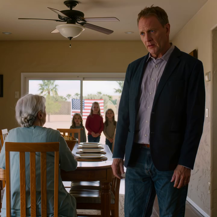 Mijn zoon stuurde me een berichtje dat ik niet met Kerstmis hoefde te komen, mijn schoondochter antwoordde met trillende stem dat ze al naar het vliegveld waren gegaan voor Miami, maar toen ik de cadeaus van de ranch naar zijn twee verdiepingen tellende huis in een buitenwijk vol kerstverlichting bracht, stond zijn oprit vol met vreemde pick-ups, haar familie at en dronk alsof ze de eigenaars waren, en er was een afgesloten achterdeur die me deed vermoeden dat die avond allesbehalve normaal was.