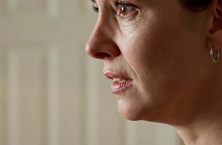 Ik had zoveel overuren gemaakt dat ik daar in het ziekenhuis in elkaar zakte. De dokters belden mijn ouders, maar die kwamen nooit. Mijn zus plaatste snel een lachende foto op Facebook en noemde me een ‘dramaqueen’. Ik had alleen maar verdrietig moeten zijn omdat ze me daar hadden achtergelaten, maar toen vond ik handtekeningen die niet van mij waren, schulden die ik nooit had betaald, een juridische procedure die in het ongewisse bleef, en op dat moment wist ik dat wat hen het meest bang maakte niet was dat ik zou instorten, maar dat ik nog helder genoeg was om elke regel te lezen.