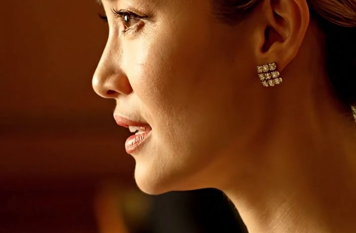 Ik had nooit gedacht dat degene die mijn appartement in en uit liep, wist waar de kluis verstopt was en het aandurfde om het slot van mijn kantoor te forceren, mijn eigen broer zou zijn; maar de echte schok was niet wat hij deed, maar dat hij een paar uur later nog steeds aan de eettafel zat, een glas hief en praatte alsof hij op het punt stond zijn leven te veranderen, alsof wat hij net had gestolen niets meer was dan een familiekwestie waar iedereen om kon lachen.