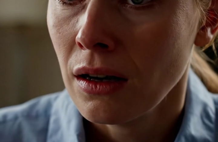 Mijn moeder smeet haar vork neer en zei: “Je hebt 48 uur om je spullen eruit te halen – dit huis is nu van Tara.” Ik schreeuwde niet, smeekte niet en herinnerde hen er ook niet aan wie de hypotheek had betaald, de trap had gerepareerd en ervoor had gezorgd dat dat huis in Vermont niet geveild zou worden. Ik ging gewoon naar mijn kamer, opende mijn laptop en begon bonnetjes op te zoeken – want tegen de tijd dat mijn zus met haar koffer aankwam, was er één document dat niemand van hen verwachtte dat ik zou vinden.