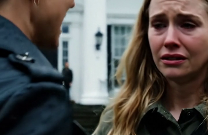 Mijn vader liet me een vervallen benzinestation na, terwijl mijn zus het landhuis aan het meer overnam. De nacht dat ik Afghanistan overleefde en terugkeerde, noemde ze me een ‘mislukkeling’, deed de deur op slot en schopte me de storm in.