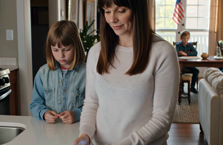 Mijn familie nodigde mijn 11-jarige zoon uit, maar niet mijn 9-jarige dochter. “We hebben allemaal besloten dat ze niet moet komen,” zeiden ze. Ik antwoordde simpelweg: “Begrepen. Dan komen wij ook niet.” Drie weken later begon alles in chaos te vervallen…