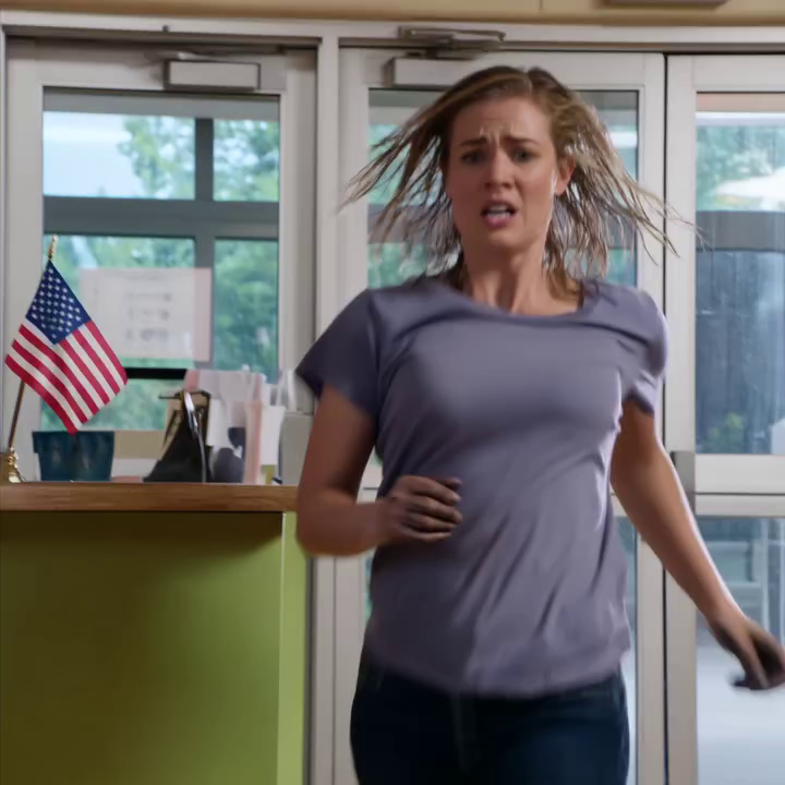 De school belde. “Uw dochter is nog niet opgehaald. Het is al 3 uur geleden.” Ik zei: “Ik heb geen dochter. Ik ben 28 en single.” Ze zeiden: “Kom gewoon, anders bellen we de politie wegens kinderverwaarlozing.” Verward reed ik erheen en liep het kantoor binnen. Het kleine meisje