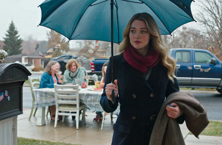 Tijdens het kerstdiner hoorde ik mijn ouders plannen maken om het gezin van mijn zus gratis in mijn appartement van $350.000 te laten wonen. Ik glimlachte en zweeg. Ik liet ze inpakken, plannen maken en opscheppen alsof het al geregeld was. Daarna verkocht ik het stilletjes… en bleef volledig stil. 79 gemiste oproepen.