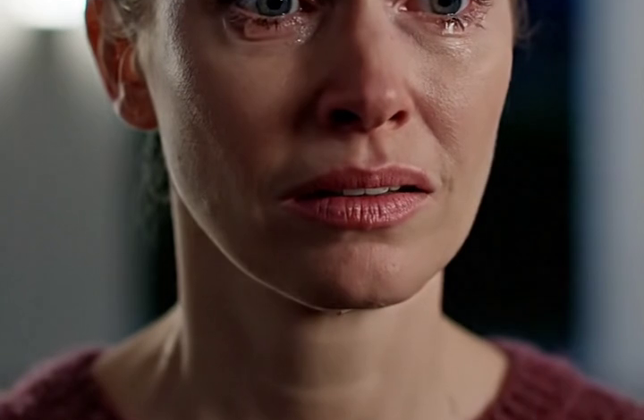 Mijn rijke grootmoeder zag mij en mijn zesjarige dochter op een winterochtend buiten de St. Bridg Family Shelter staan. Ze vroeg botweg: “Waarom wonen jullie niet in jullie huis aan Hawthorne Street?” Ik verstijfde. “Welk huis?” Drie dagen later verscheen ik op een chique familiefeest en mijn ouders werden bleek toen ze mijn grootmoeder met een vreemde en een dik dossier zagen binnenkomen.