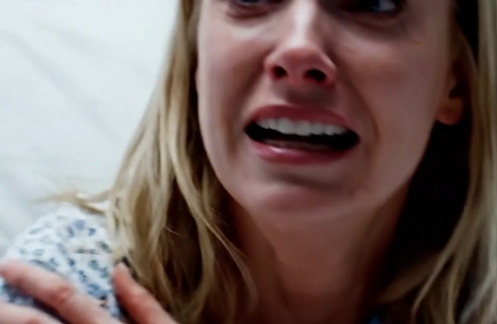 In mijn ziekenkamer greep mijn vader mijn infuuslijn vast en schreeuwde dat ik altijd deed alsof ik ziek was. Ik probeerde me los te rukken, maar hij hield me stevig vast. De verpleegster buiten hoorde alles en kwam met een strak gezicht naar binnen gerend: “Je gaat hier niet weg, ik heb de politie gebeld.” Mijn vader werd bleek, mijn moeder raakte in paniek en smeekte… maar tien minuten later was alles veranderd.