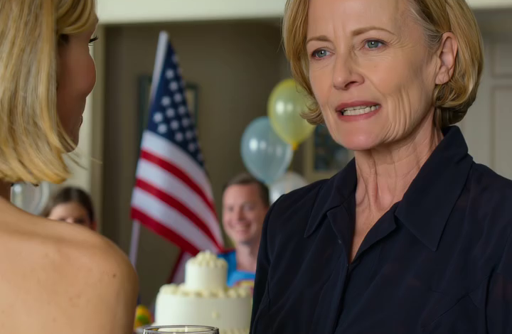 Op de verjaardag van mijn dochter in een buitenwijk van Phoenix deed mijn schoonmoeder poeder in mijn drankje – dus ik stond op, glimlachend… en op dat exacte moment wist ik dat dit feest nooit alleen maar om de kleine kaarsjes op een haastig in elkaar gezette taart had gedraaid. De lucht rook naar vanilleglazuur en plastic ballonnen, kinderen renden door de achtertuin, popmuziek klonk zachtjes uit een speaker bij de koelbox – alles zag er zo perfect uit als in een buitenwijk dat iedereen het vredig zou hebben genoemd.