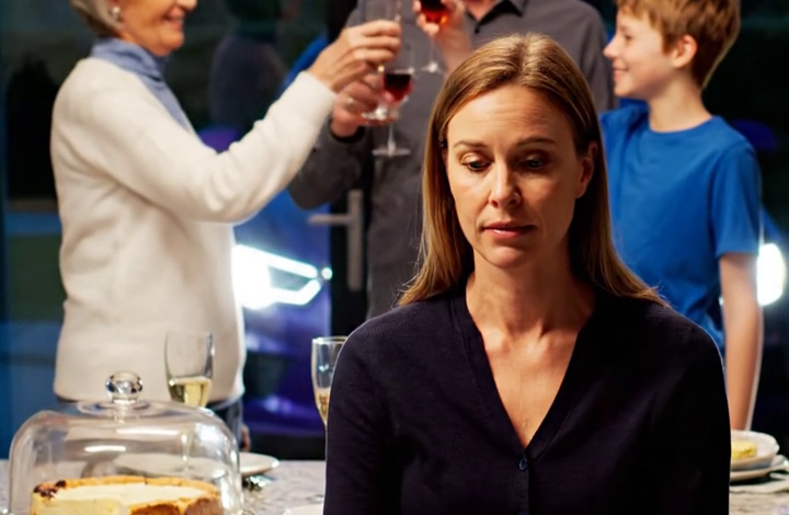 Mijn moeder hief haar glas en grapte dat ik de “blut, waardeloze” dochter was tijdens het familiediner – terwijl mijn broer lachte, mijn vader grijnsde, en geen van hen wist dat de oude Honda Civic buiten werd bestuurd door de vrouw die vier jaar lang in stilte hun chemotherapie, collegegeld, autolening en huur had betaald… en tegen de tijd dat ze besloten dat ik te gênant was om op hun nieuwe zwembadfeestje gezien te worden, had ik al het spreadsheet geopend dat hun hele perfecte leventje overhoop kon gooien