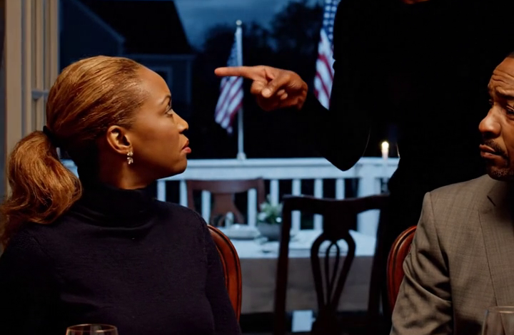 Mijn moeder zei tijdens het familiediner: “Zoek een andere tafel” omdat ik geadopteerd was. Ik glimlachte, want als mijn moeder die zachte, kerkelijke stem van haar gebruikte, kwamen de meest wrede dingen altijd vermomd als beleefdheid.