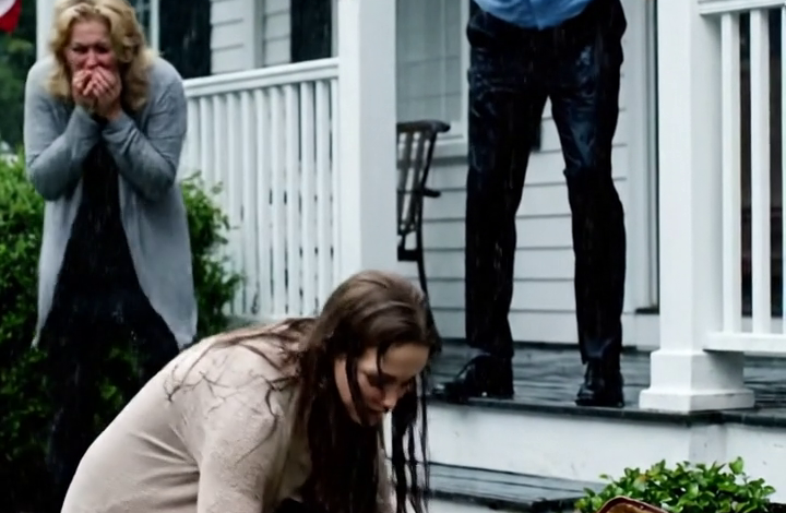 My mom kicked me out because my sister blamed me for her divorce. My sister cried dramatically, and my dad shouted, “Get out. You’re not worthy of this family.” They pushed me into the yard and threw all my things outside. I said nothing and walked away.