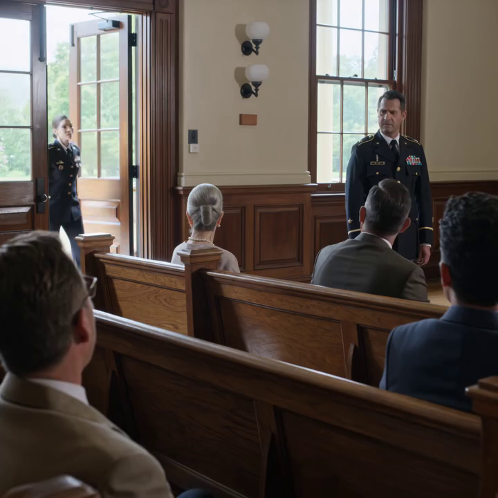 Mijn vader grinnikte toen ik in uniform de rechtszaal binnenkwam. Mijn moeder schudde haar hoofd alsof ik hen voor de laatste keer in verlegenheid bracht. Toen keek de rechter op, werd bleek en fluisterde: “Mijn God… is zij dat echt?” Spotlight8