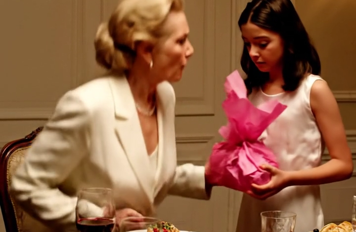 ‘Kinderen uit arme gezinnen noemen me geen oma,’ zei mijn moeder nadat mijn zesjarige haar een tekening in roze vloeipapier had gegeven. En nog voordat ik van mijn stoel kon opstaan, keek mijn vijftienjarige zoon me aan vanaf de gepolijste eettafel en zei vier zachte woorden die haar gezicht wit deden worden: ‘Ik heb de foto’s gezien.’