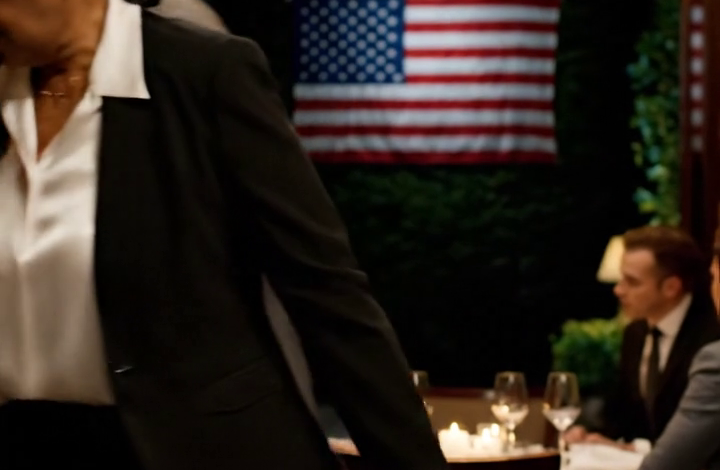 Tijdens een verjaardagsdiner in een chique steakhouse in Atlanta bracht mijn zoon een toast uit op zijn vrouw en zei, ten overstaan van alle aanwezigen: “Mijn schoonmoeder is de moeder waar ik echt trots op ben.” Direct daarna legde de ober een rekening van $4.000 voor me neer, terwijl mijn schoondochter alleen maar grijnsde alsof het de normaalste zaak van de wereld was – totdat ik de rekening rustig terugschoof en het muisstil werd aan tafel.