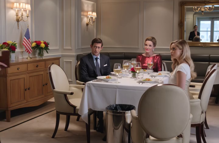 Tijdens het diner ter ere van de 65e verjaardag van mijn schoonmoeder gaf ze mijn plaats aan de “lieve stagiaire” van mijn man en zei ze dat ik bij de kinderen moest gaan zitten. Ik maakte geen bezwaar. Ik zette mijn cadeau neer, liep het restaurant in Manhattan uit en tegen middernacht had mijn man 73 keer gebeld, terwijl zijn hele familie muisstil was geworden.