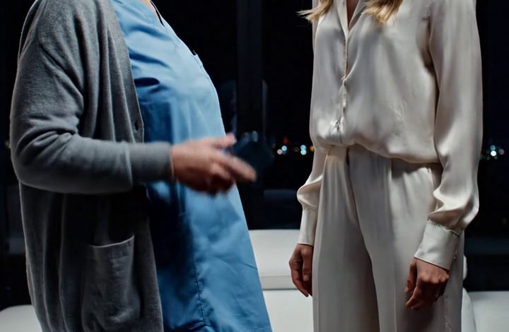 ‘Blijf bij ons vandaan.’ Dat waren de laatste woorden van mijn dochter voordat ze me zo hard duwde dat ik op de grond viel. Ik huilde niet. Ik smeekte niet. Ik glimlachte, stond op en stuurde één woord: Oké. Daarna heb ik stilletjes de financiering voor hun nieuwe huis stopgezet. Vijf uur later lichtte mijn telefoon op met dertig gemiste oproepen