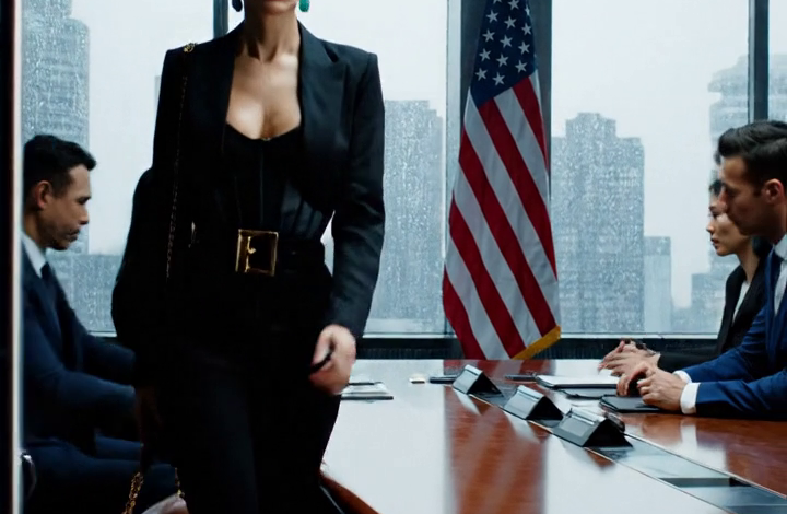 Mijn zus ontsloeg me zodra ze CEO van ons familiebedrijf werd. “Je diensten zijn niet langer nodig,” kondigde ze aan tijdens de bestuursvergadering die ik had helpen plannen. “Ruim je kantoor morgen leeg.” Ik knikte kalm en kon niet stoppen met lachen. De volgende ochtend zou leuk worden.