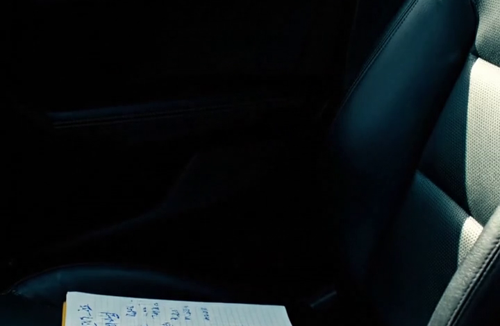 ‘Mam, ik weet dat je het huis hebt betaald, maar Sarah’s vader zegt dat Thanksgiving alleen met de directe familie gevierd moet worden,’ appte mijn zoon terwijl ik in de groenteafdeling zoete aardappelen aan het uitzoeken was. Tegen de tijd dat ik met het paarse notitieboekje op de passagiersstoel terugliep naar mijn auto, waren zes jaar van opoffering al aan het veranderen in iets kouders dan liefdesverdriet.