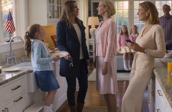 Ik kwam bij mijn ouders thuis aan net toen ze mijn zesjarige dochter de afwas lieten doen, terwijl de dochters van mijn zus erbij stonden te lachen. Ik zei op dat moment niets. Later stopte ik met het betalen van de hypotheek die ik tot dan toe had betaald – en niet veel later zette de bank het huis te koop.