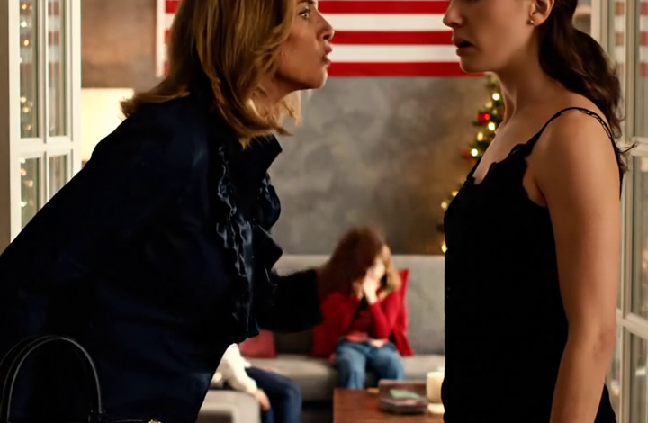 Elk jaar met kerst wezen mijn ouders me stiekem aan als gratis oppas, gewoon omdat “ze zelf geen gezin heeft” — maar dit jaar, zodra ik het hele plan in de keuken hoorde, boekte ik in stilte een vlucht voor kerstavond, en tegen de tijd dat mijn familie doorhad dat ik weg was, voelde die bijeenkomst niet meer als een feestdag.