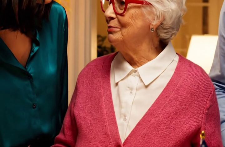 Unknown Title – Tijdens de lunch ter ere van haar 70e verjaardag boog mijn dochter zich voorover en fluisterde tegen haar man: “Terwijl…