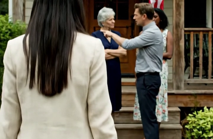 Na elf jaar afwezigheid vloog ik naar huis voor de begrafenis van mijn opa. Mijn moeder deed de deur open, maar toen stapte haar nieuwe echtgenoot binnen en liep de situatie snel uit de hand. Hij zei dat dit niet langer mijn huis was, alsof ik zelfs geen recht had om op de veranda te staan. Ik maakte geen ruzie. Ik verhief mijn stem niet. Ik haalde diep adem, liep terug naar mijn auto en pakte het enige dat ik altijd zorgvuldig had bewaard: de originele eigendomsakte. En deze keer was ik niet alleen… Ik had een zeer goede advocaat die klaarstond om alles op de juiste manier af te handelen.