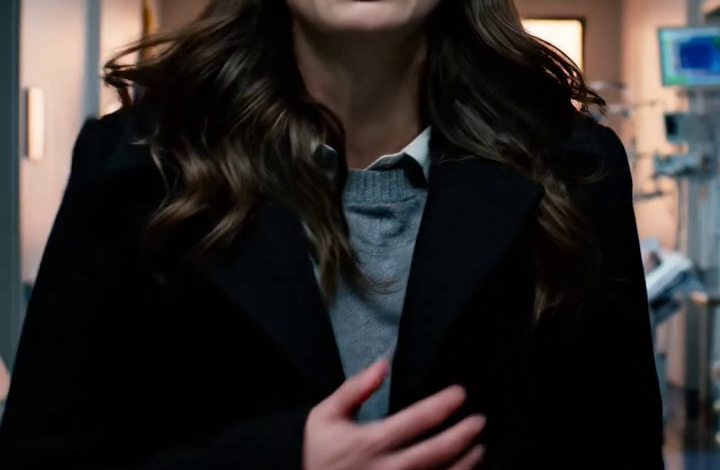 Nadat ik afscheid had genomen van mijn man op de intensive care, liep ik met tranen nog op mijn wangen het ziekenhuis uit… en toen hoorde ik twee verpleegsters fluisteren wat ik nooit had mogen horen. Een van hen zei: ‘Ik kan nog steeds niet geloven dat ze dit echt gaan doen.’ De ander antwoordde: ‘En zij heeft geen idee.’ Ik stond stokstijf, want op dat moment voelde het niet meer als verdriet. Het voelde als een plan.