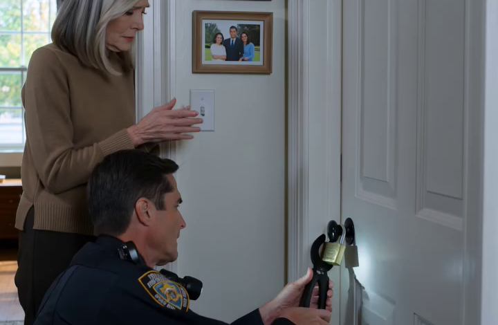 Mijn dochter Rachel had mijn telefoontjes al drie weken niet beantwoord en geen enkel berichtje dat ik stuurde bleef ongelezen. Ik reed met de reservesleutel naar haar huis en probeerde mezelf wijs te maken dat ik gewoon een bezorgde vader was. Het was er stil – té stil. Toen hoorde ik ergens beneden een zacht krassend geluid uit de kelder komen. Ik volgde het geluid naar de deur en verstijfde: er zat een zwaar hangslot op. Ik belde de politie om te laten controleren of alles in orde was, en toen ze het slot verwijderden en de deur voorzichtig openmaakten, hield het krassen op…