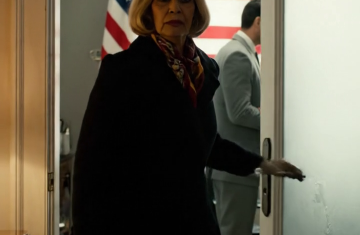 Ik was op weg naar het vliegveld toen ik me realiseerde dat ik het testament van mijn man was vergeten. Ik keerde terug naar huis en toen ik zachtjes de deur opendeed, hoorde ik mijn dochter en haar man achter mijn rug om iets beramen. TOEN…