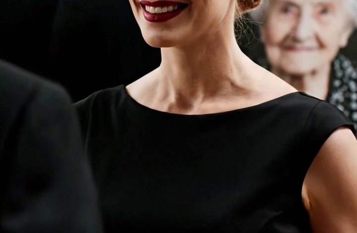 Ze lachte op de begrafenis van mijn moeder… totdat mijn man arriveerde.