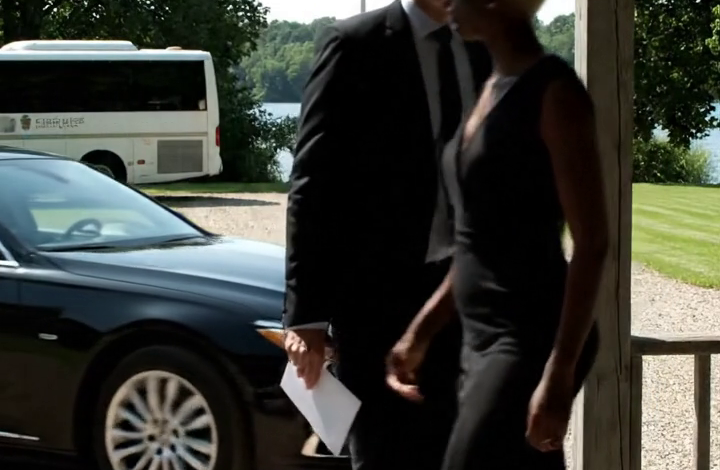 Vier maanden nadat ik mijn man had begraven, denderde er een verhuiswagen onze grindoprit op en stapte mijn eigen dochter uit met uitzettingspapieren alsof het een boeket bloemen was. Ik heb niet gebeld. Ik heb niet gesmeekt.