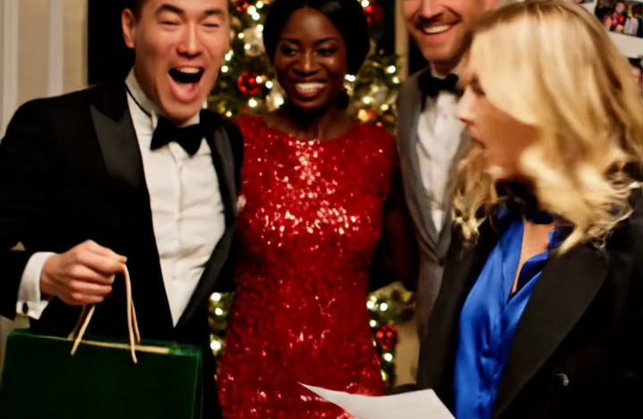 Mijn moeder smeekte me om voor de feestdagen naar huis te komen, en zwoer dat ze gewoon al haar kinderen weer onder één dak wilde hebben. Na een vlucht van tien uur van Seattle naar Richmond, Virginia, deed ze de deur open zonder begroeting of knuffel – alleen een oppasschema en een aftelling tot haar reservering voor het diner. Mijn broer lachte, de kinderen gilden, en in één adem besefte ik dat ik met Kerstmis geen gast was – ik was de hulp… en degene die ervoor betaalde.