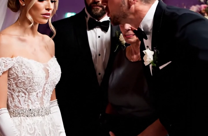 Een momentje… – Ik arriveerde op de bruiloft van mijn zoon en gaf mijn naam aan de vrouw bij de incheckbalie. Ze keek…