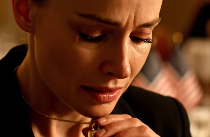 ‘Nu je man dood is, rouw, pak je spullen en kom nooit meer terug!’ zei mijn schoondochter tijdens het avondeten. Mijn zoon glimlachte en knikte: ‘Het huis was toch nooit echt van jou.’ Ik vertrok zonder een woord te zeggen. De volgende dag ging ik naar de bank en…