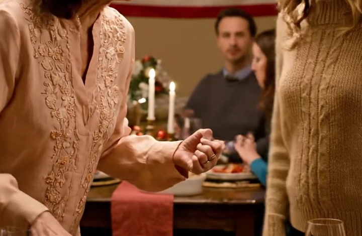 Mijn ouders drongen erop aan dat ik mijn buitenhuis zou verkopen, zodat mijn zus een nieuwe start kon maken. Ik stemde ermee in en hield mijn mond. Twee weken later ging mijn vader er zomaar naar binnen zonder te weten wie de nieuwe eigenaar was.