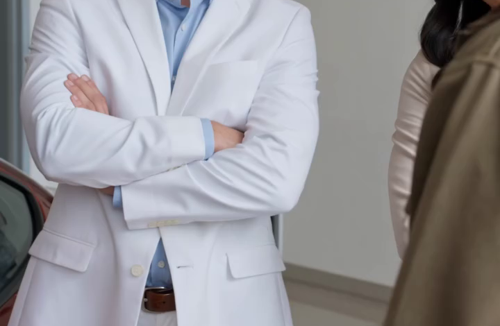 Deel 2: Even bewoog niemand. – De oude man liep verkleed als een grap de dealer binnen. De verkoper in het witte pak zag het verschoten…