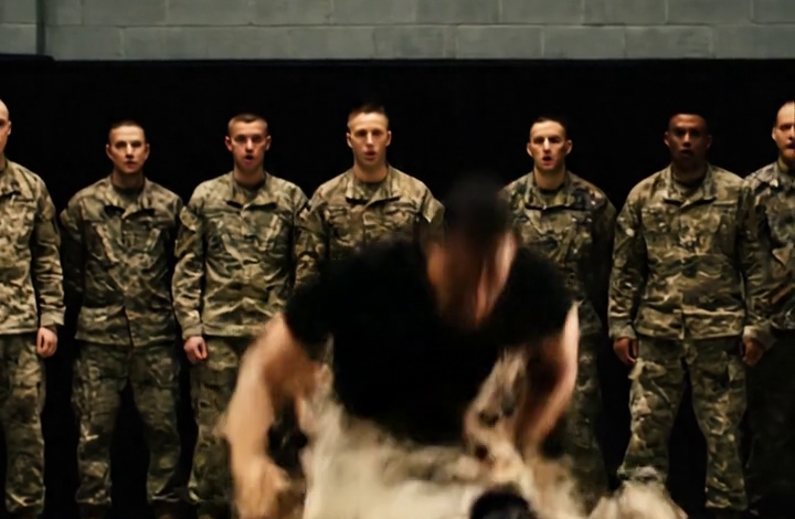 Hij probeerde haar te vernederen met een trap – wat er vervolgens gebeurde, verbijsterde de hele basis.