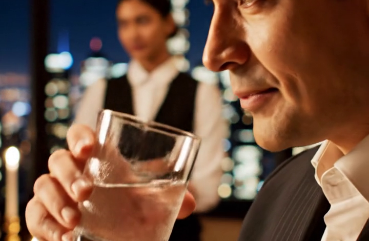 Hij dacht dat bestellen in het Russisch zijn beledigingen veilig zou stellen, maar de serveerster uit New York die hij bespotte, had haar hele leven gewacht op het juiste moment om hem van repliek te dienen.