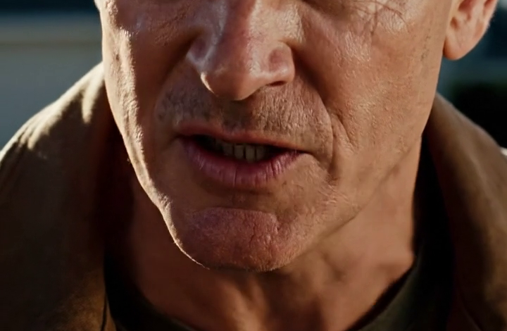 Toen ik na een weekendje vissen met mijn pick-up terugreed, verstijfde ik van schrik toen ik al mijn spullen naast de vuilnisbak voor het huis zag liggen. Mijn schoondochter stond er koud bij en zei dat er geen plek meer voor me was in dat huis, terwijl mijn zoon zwijgend toekeek. Ik glimlachte, pakte mijn telefoon, belde één keer en drie dagen later begonnen ze wanhopig overal naar me te zoeken…