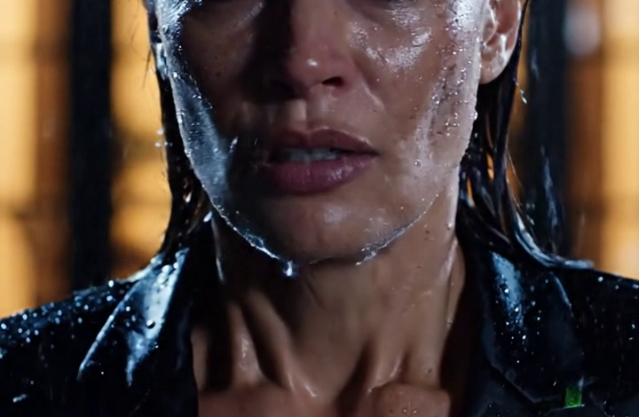 Ik vloog negenduizend mijl voor de bruiloft van mijn broer en trof een lege locatie aan. Mijn familie had alles verhuisd zonder het me te vertellen. Tweeënveertig dagen later lichtte mijn telefoon op vanwege ÉÉN VERBORGEN DETAIL