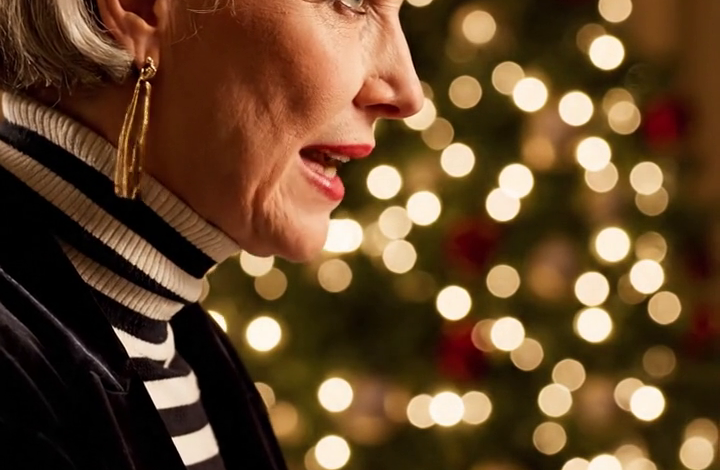 Mijn moeder glimlachte en vertelde de gasten dat ik “gewoon een kantoorassistente” was, waarop mijn vader nog een schepje bovenop deed met: “Tenminste heeft ze een baan.” Ik bleef rustig de kersttafel dekken totdat oom John de Wall Street Journal opensloeg en me aankeek alsof hij zich net realiseerde dat hij alles verkeerd had gedaan.